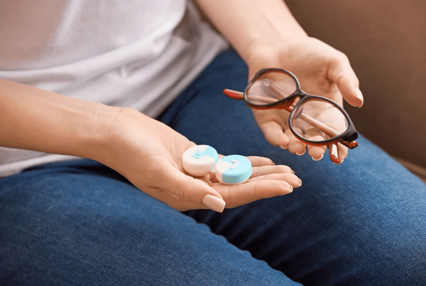 Kính áp tròng hay kính gọng: Chọn loại nào?