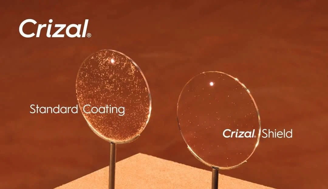Ảnh so sánh tròng Essilor có lớp phủ Crizal và tròng thường, tròng Essilor ít bị chói hơn