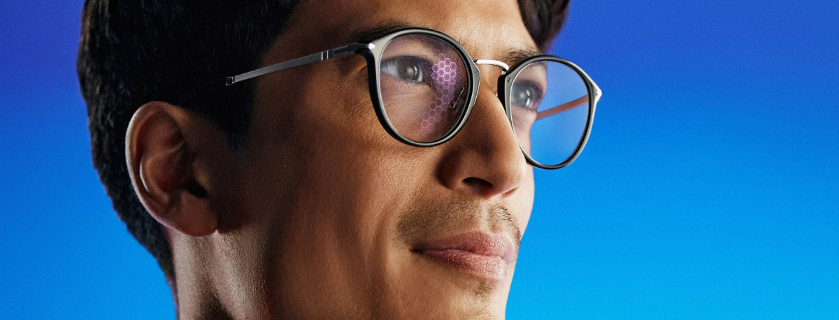 Ảnh bao bì niêm phong tròng Essilor kèm tem nhãn