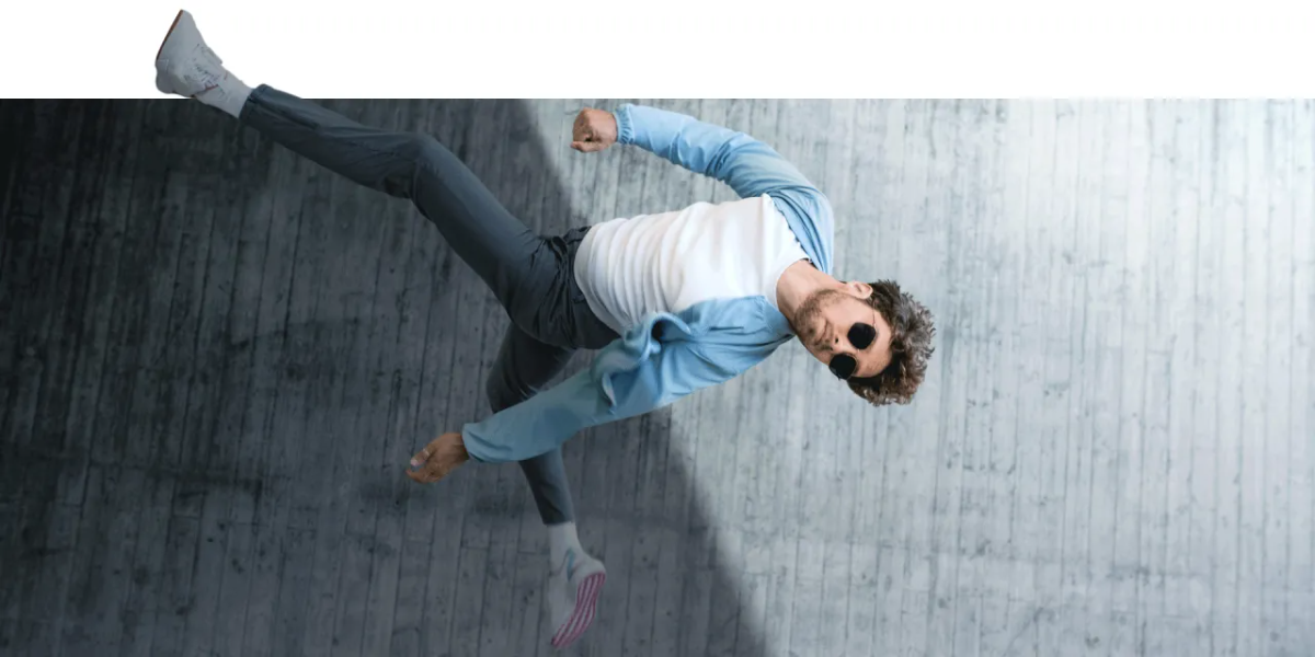 Ảnh người đàn ông năng động đeo kính mát