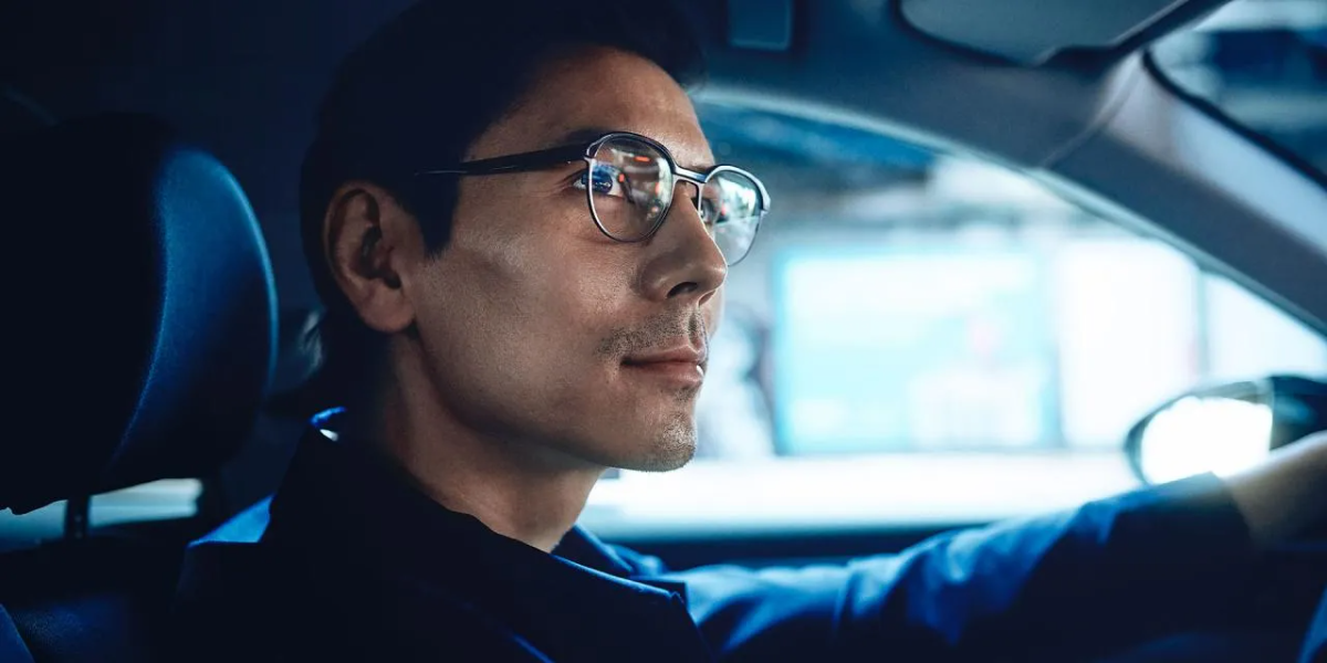 Ảnh người đàn ông đeo kính khi lái xe