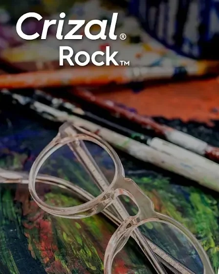 Tròng kính phủ Crizal Rock đặt trên nền tranh sơn dầu