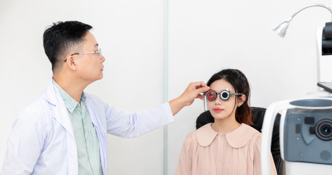 Ảnh kỹ thuật viên đo khúc xạ bằng bộ kính thử