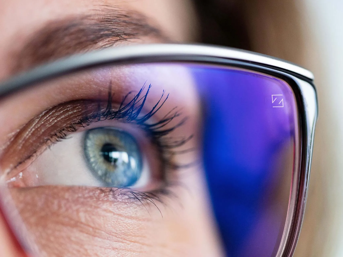 Ảnh cận cảnh tròng kính Zeiss lọc ánh sáng xanh