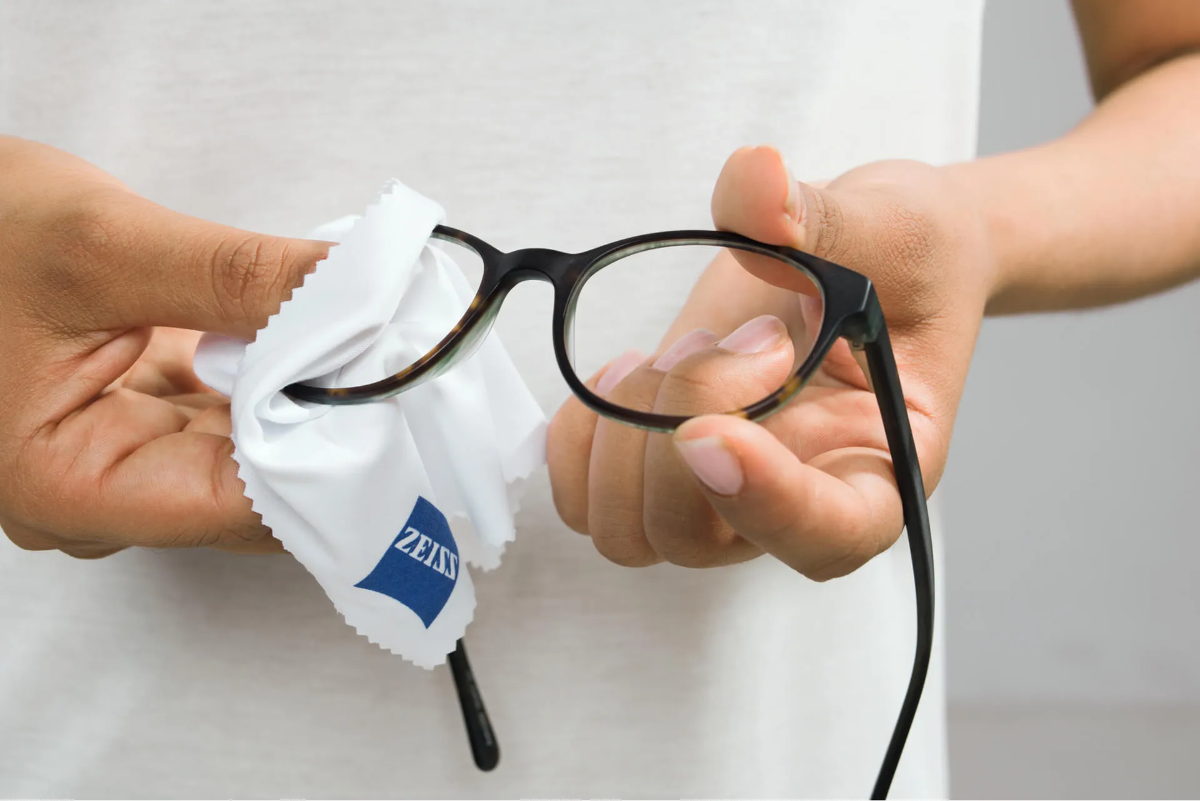 Ảnh lau kính bằng khăn microfiber in logo Zeiss