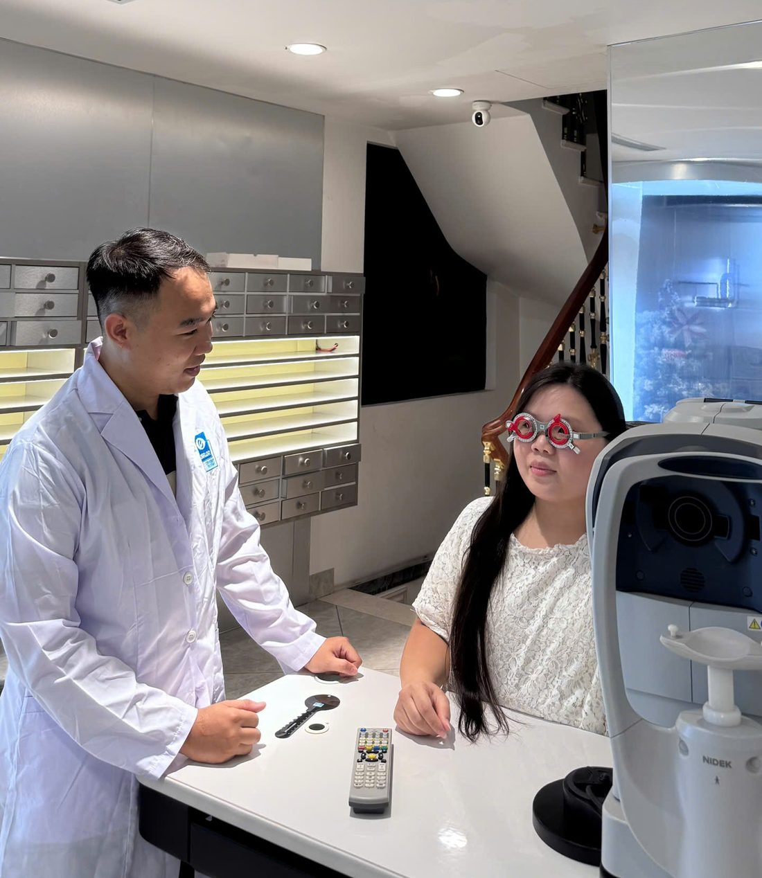 Nhân viên Manh Long Optical đo mắt cho khách bằng máy khúc xạ tự động tại 147A Lê Duẩn, Hà Nội
